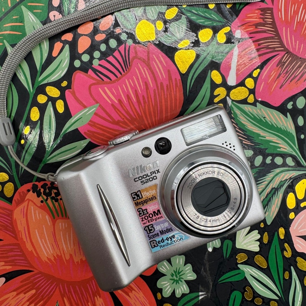Nikon Coolpix 5200 Digital Camera Silver 5.1MP 3x Optical Zoom Bundle Boxed